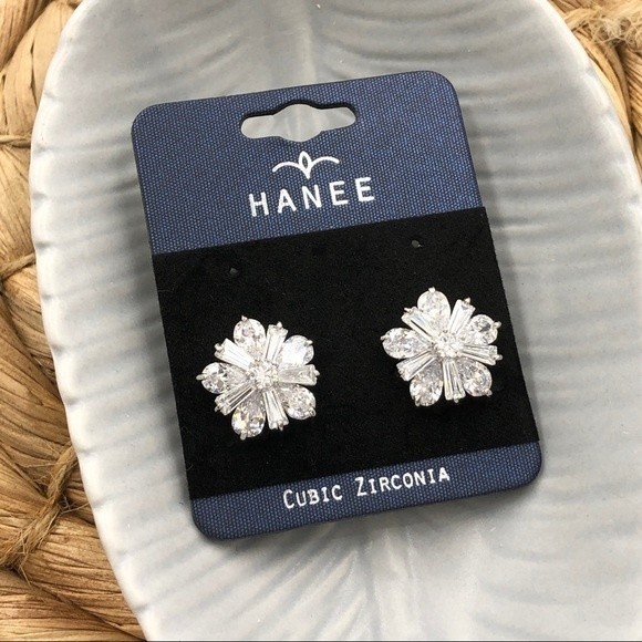 🌼 Star Flower Cubic Zirconia Stud Earrings - Picture 1 of 4